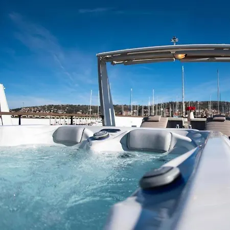 Botel Floating Sea House *