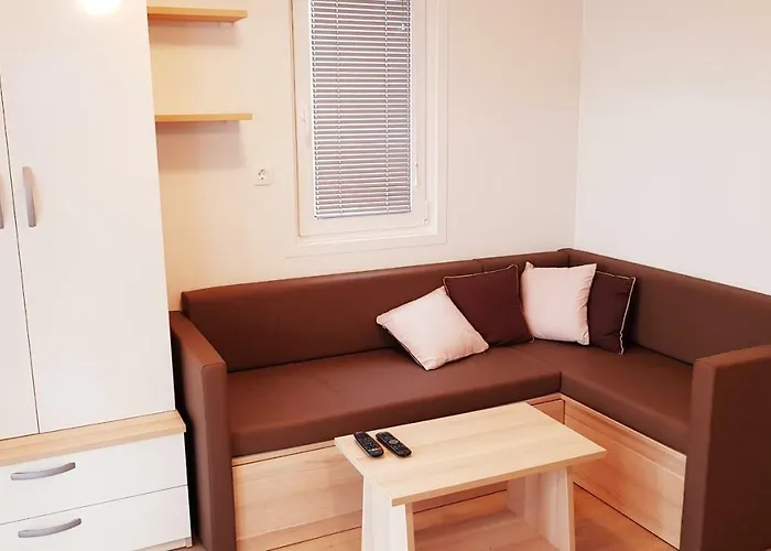 Floating Sea House Botel *